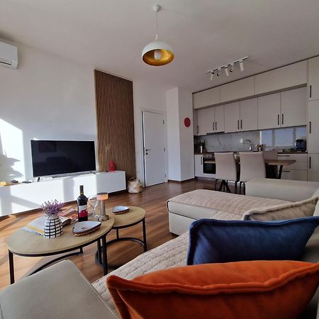Red & White Palace Apartment Tirana Exterior photo