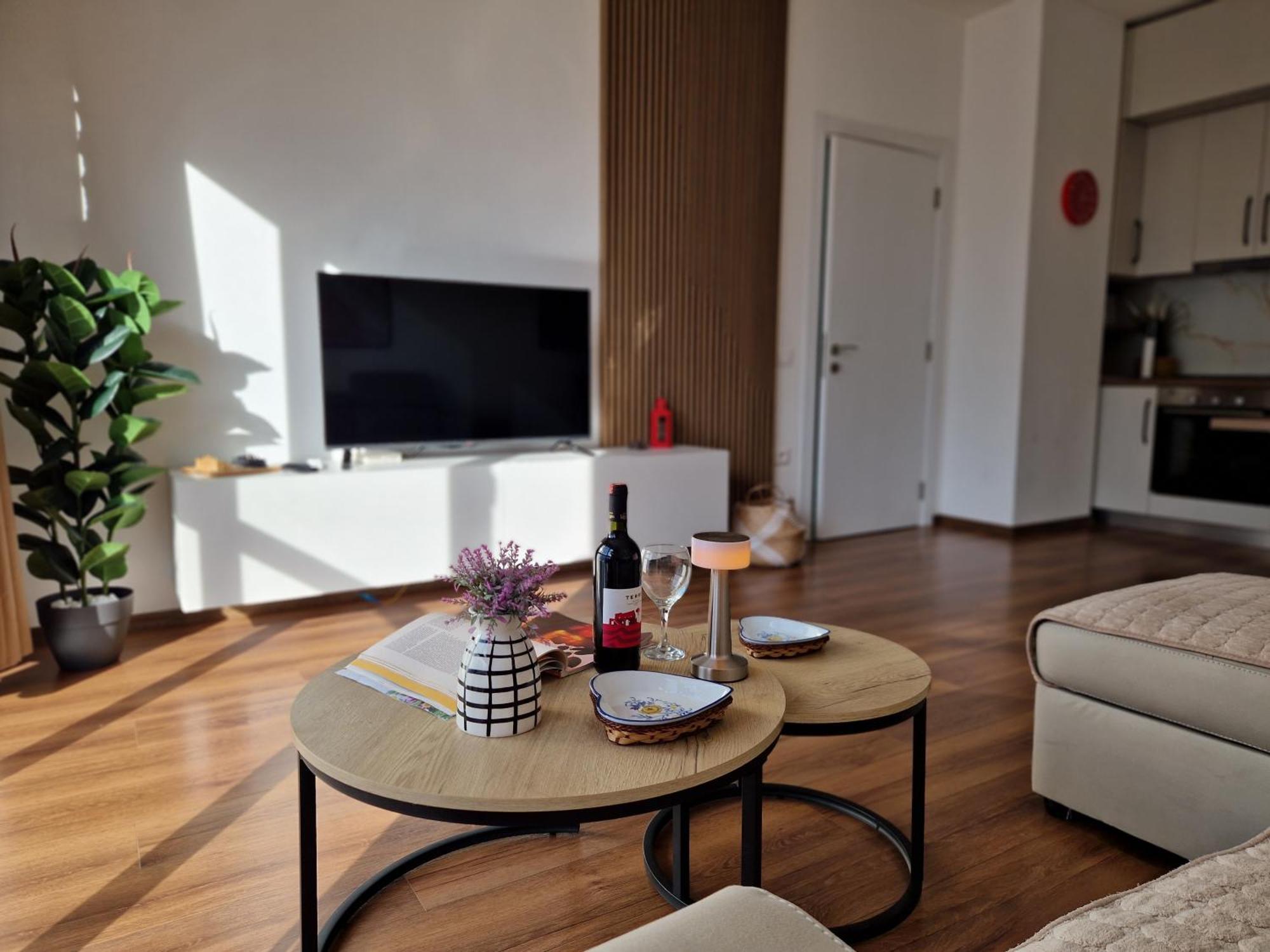 Red & White Palace Apartment Tirana Exterior photo